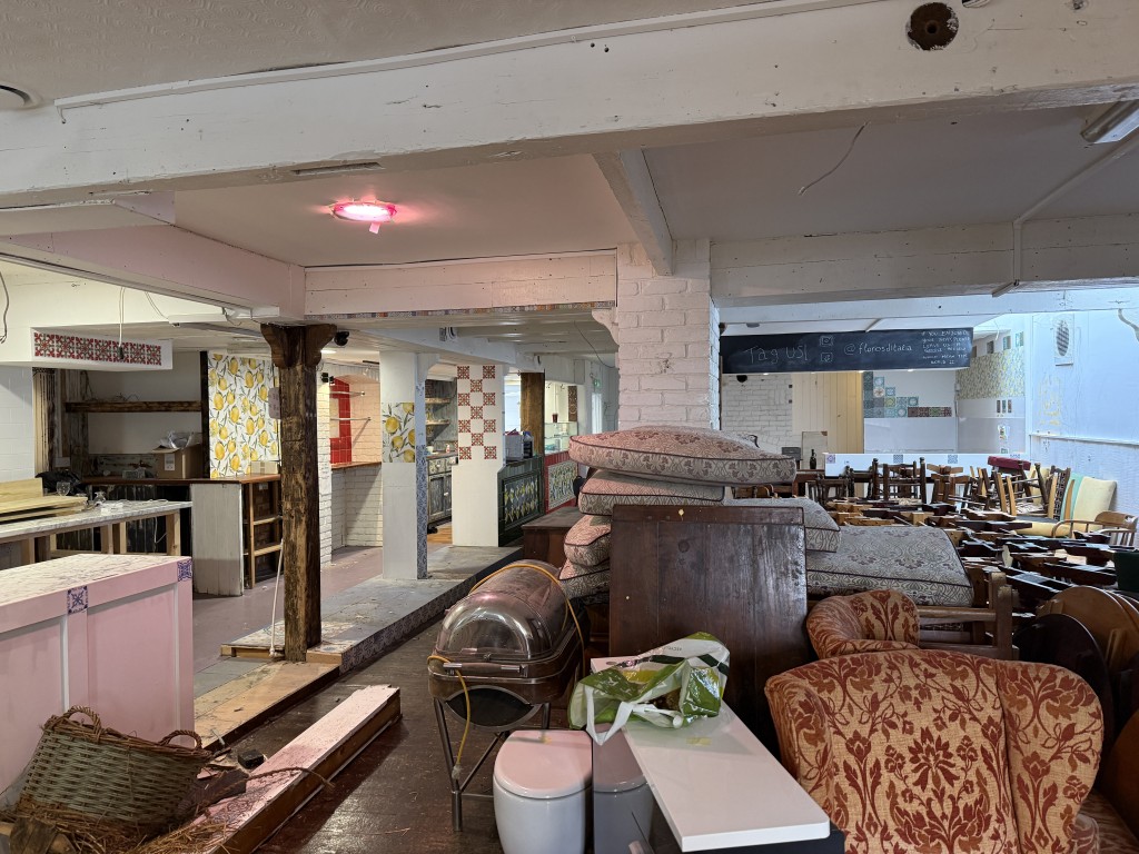 Lot: 142 - FORMER PUB AND HOTEL WITH PLANNING PERMISSION FOR RESIDENTIAL CONVERSION - Customer seating area